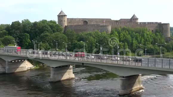 友谊桥的背景下的伊万哥罗德要塞俄罗斯和爱沙尼亚的边界视频的预览图