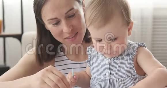 妈妈和女儿玩塑料视频的预览图