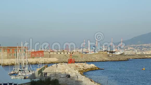 拥有工业起重机游艇和建筑物的那不勒斯港美景视频的预览图