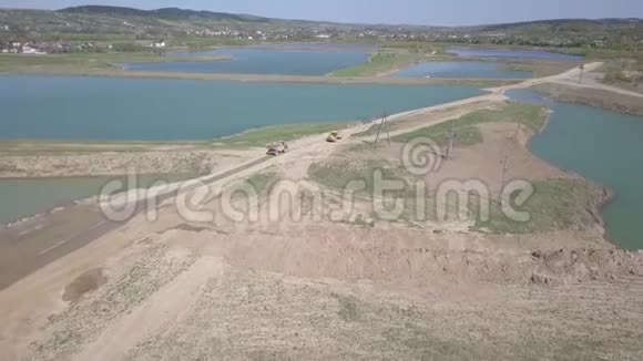 波兰维斯洛克河2018年5月2日一辆自卸卡车装载土壤河碎石采石场土地工程纳图的提取视频的预览图