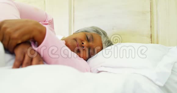 孙女安慰生病的祖母在4k床房视频的预览图