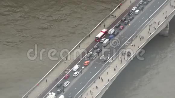 伦敦桥的空中交通俯视图视频的预览图