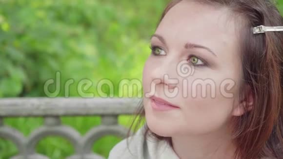漂亮的女孩有着绿色的眼睛和清新的妆容微笑着看上去很直视频的预览图