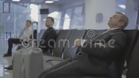 商人带着行李到机场登机口视频的预览图