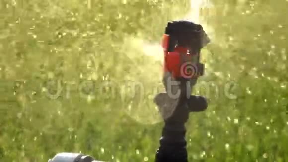 慢动作花园灌溉洒水车浇水草坪特写镜头视频的预览图