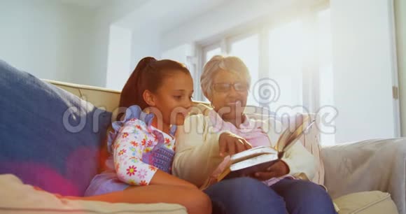 祖母和女儿在客厅看书视频的预览图