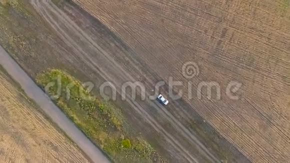 一个人在田野里的空中镜头视频的预览图