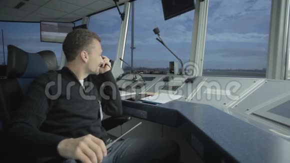调度员用便携式无线电控制机场塔台内的飞机视频的预览图