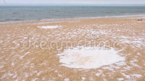 冬天在海沙滩上下雪美丽的海景视频的预览图