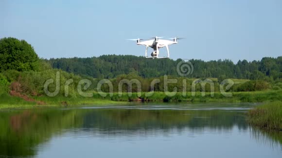 索罗特河上的四架直升机六月的早晨俄罗斯普斯科夫地区视频的预览图