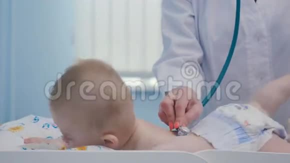 医生用听诊器检查小孩的身体视频的预览图