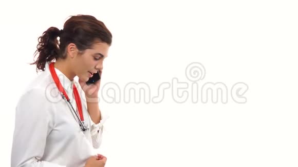 一位年轻医生在手机上说话和走路的肖像拥有听诊器和实验室的年轻医学专业人员视频的预览图