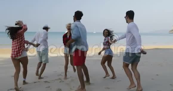 三对夫妇在沙滩上水上嬉戏手牵手快乐快乐男女游客度假视频的预览图