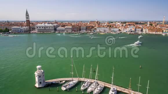 横跨大运河的威尼斯城市景观有许多船只和灯塔时间流逝视频的预览图