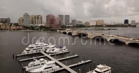 暴风雨过后西棕海滩的天空急速起伏视频的预览图