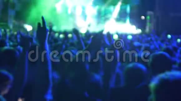 人们在盛大的节日舞台上热烈欢呼音乐乐队慢动作视频的预览图