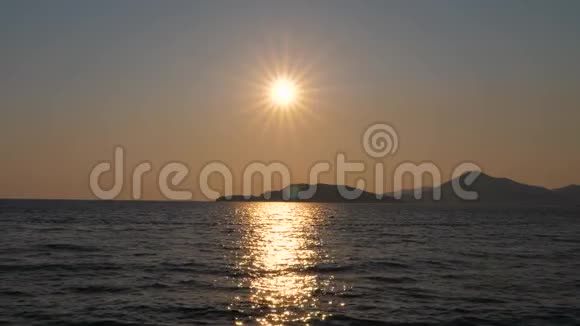 天空中的太阳照耀着大海水光照耀着大海视频的预览图