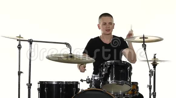 鼓手在鼓场上演奏矫健的音乐白色背景慢动作视频的预览图