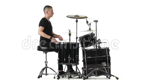 人专业演奏打击乐器白色背景侧视慢动作视频的预览图