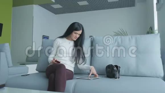 年轻女子在机场的贵宾厅休息视频的预览图
