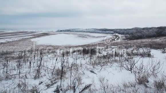 在冬季草原行走的男性旅行者视频的预览图