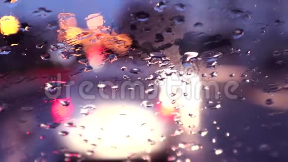 雨天晚上堵车下班后视频的预览图