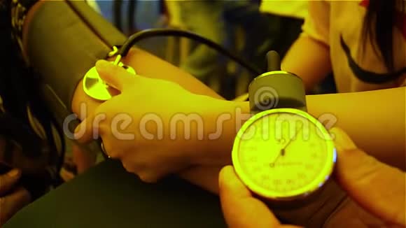 女性医生用一个类动脉血压计测量病人血压视频的预览图