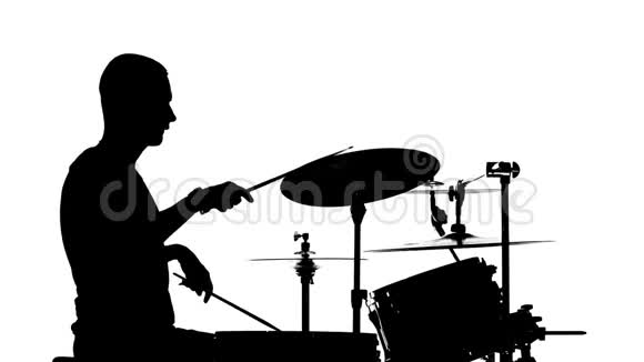 表演者在鼓上演奏专业音乐白色背景剪影侧视慢动作视频的预览图