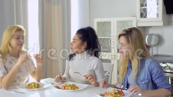 三个年轻的白种人女孩在家吃晚饭视频的预览图