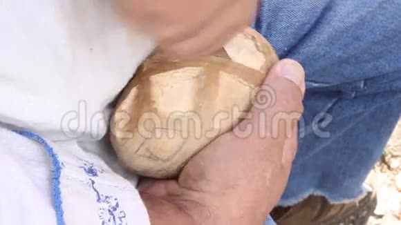 雕刻木蛋视频的预览图
