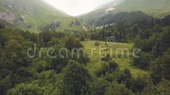 美丽山谷中的空中景观山林云山峰视频的预览图