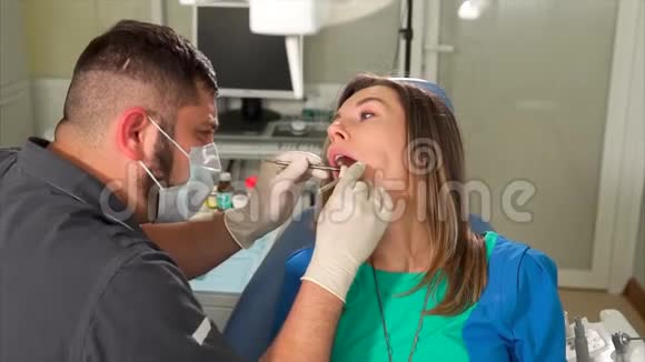 正畸检查牙医检查病人牙齿视频的预览图