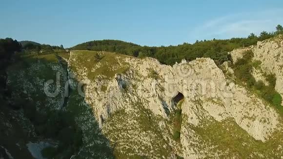 中欧被绿色森林覆盖的山脉空中镜头视频的预览图