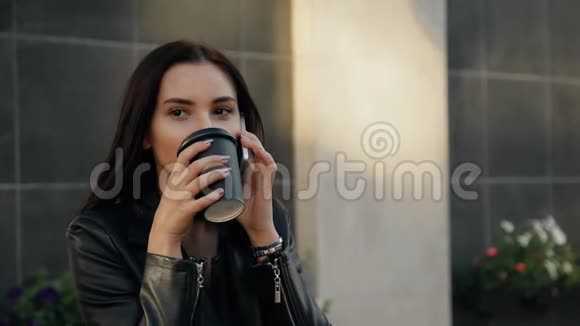 年轻迷人的女人喝咖啡视频的预览图
