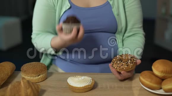 肥胖青少年咬松饼和甜甜圈吃甜食不健康的食物视频的预览图
