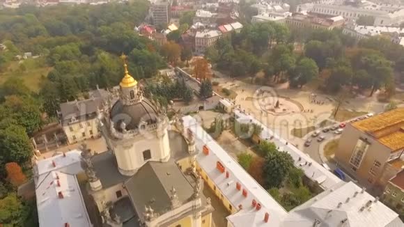 空中观景从鸟瞰美丽的城市和宏伟天主教寺庙乌克兰视频的预览图