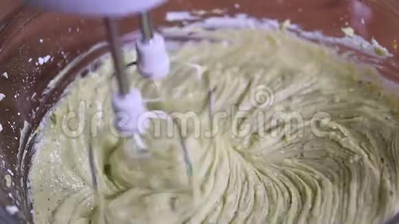 用搅拌机搅拌开心果奶油视频的预览图