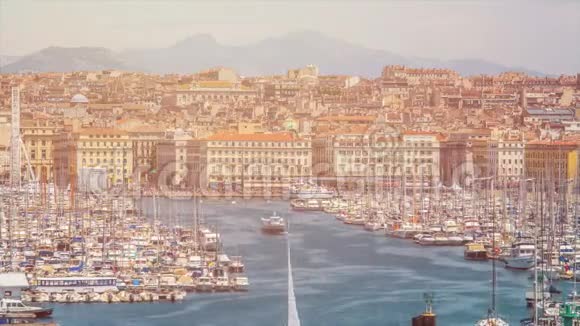 繁忙的马赛湾与帆船停靠许多游客在城市时间流逝视频的预览图