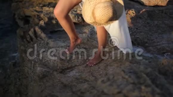 女孩站在海边的岩石海滩上身体部位视频的预览图