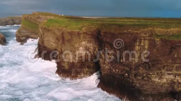 飞越爱尔兰西海岸陡峭的悬崖令人惊叹的夜景视频的预览图
