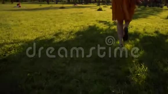 女人的脚在公园的草地上奔跑赤脚视频的预览图