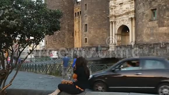 游客在那不勒斯古新城堡附近散步观赏凯旋门视频的预览图