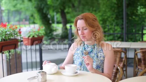 快乐微笑的女人在户外泡绿茶夏季背景健康的饮食观念景深较浅视频的预览图