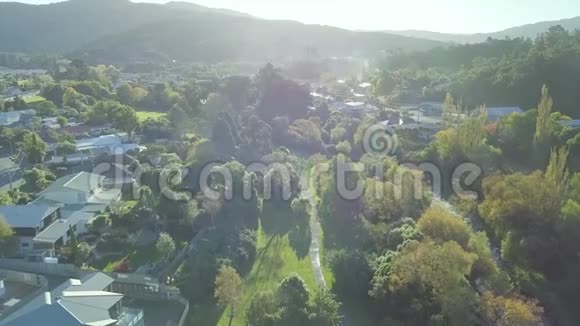 新西兰公园和秋日日落时的住宅视频的预览图