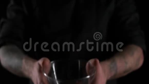 厨师把坚果放进碗里视频的预览图