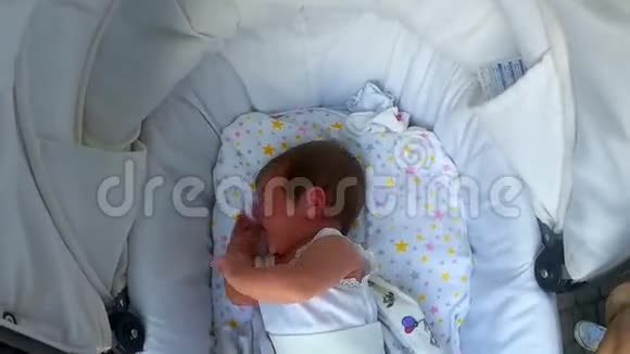 婴儿躺在婴儿车里哭泣视频的预览图