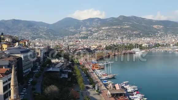 从阿拉尼亚半岛俯瞰阿拉尼亚港土耳其里维埃拉视频的预览图