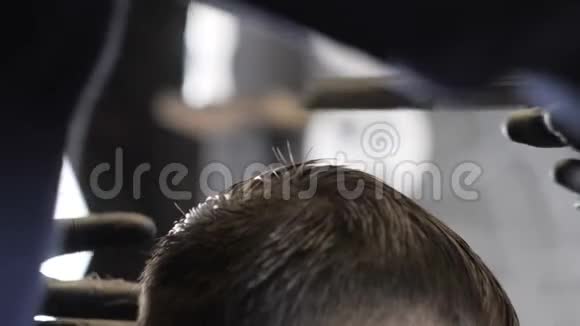 戴黑手套的理发师在一个亚洲孩子的头顶上剪头发近60帧秒视频的预览图