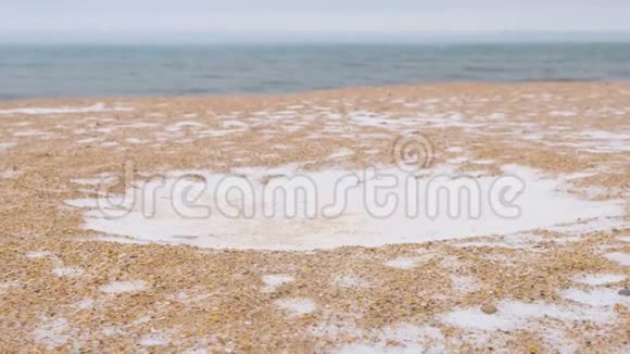 冬天在海沙滩上下雪美丽的海景视频的预览图