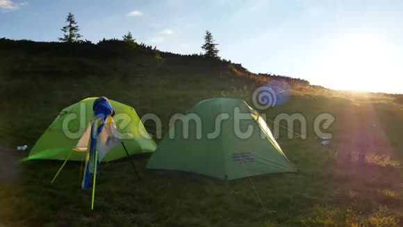 黎明时分山上有两个旅游帐篷喀尔巴阡山脉视频的预览图